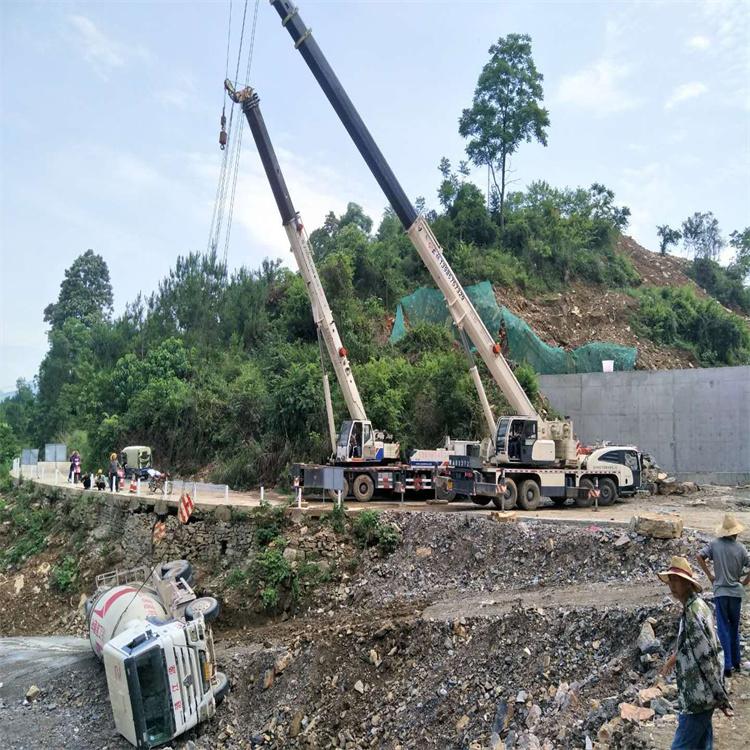 商水汽车掉沟里叫吊车救援要多少钱